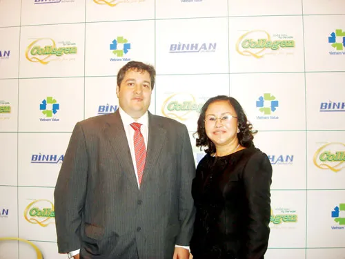 Bà Diệu Hiền và đối tác quốc tế.